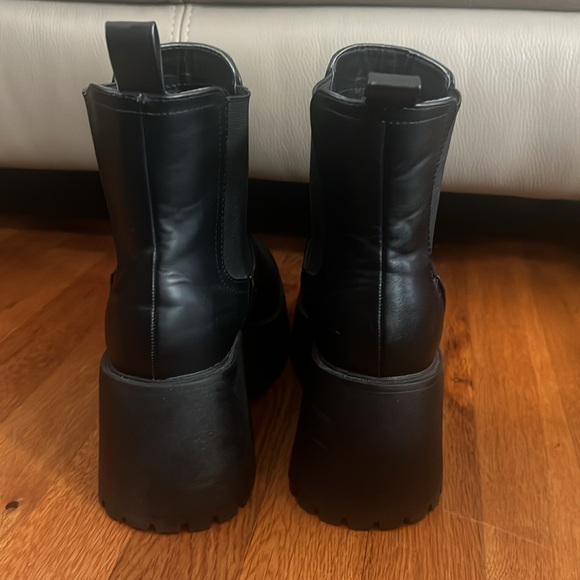 Chariot & Co. boots women’s size 9. Black chunky lug sole. Very comfortable. - Picture 4 of 8
